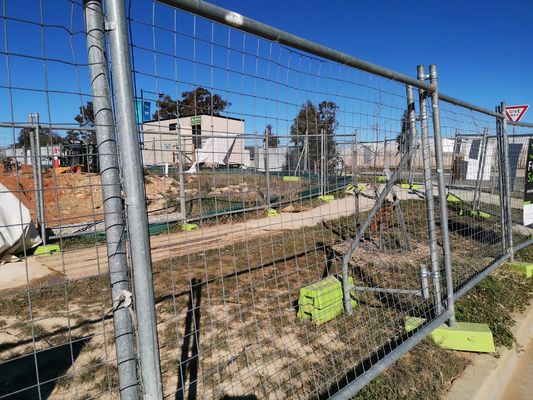 รั้วรักษาความปลอดภัยชั่วคราวสูง 1.8 ม. กลางแจ้งตาข่าย 60 * 60 มม