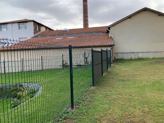 การรักษาความปลอดภัยทางการค้า 3D V Shape Wire Mesh Fencing Powder Coating