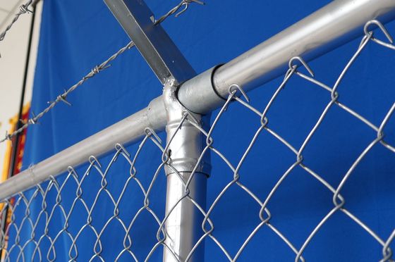 มือทํางาน Chain Link Wire Mesh รั้ว Hot Dip สายกระบวน Pvc ผิวเคลือบ