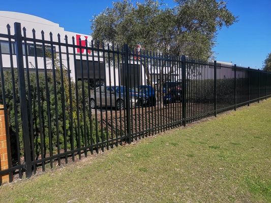 จําหน่ายโรงงาน 5FT สีดําเหล็กหลอมรั้วง่ายประกอบ 3 รถราง กระบอกรั้วสําหรับสระว่ายน้ํา