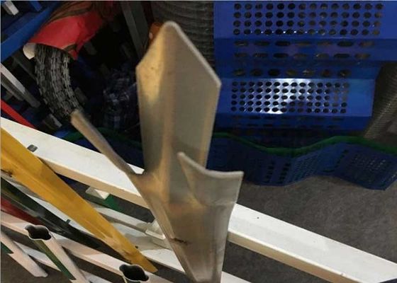 W สีเคลือบผงสีขาว 1.5 มิลลิเมตร สแตนเลส Palisade Fencing With H Type Post