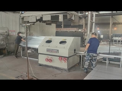 กำลังเจาะเสารั้วเพื่อติดอุปกรณ์เสริม