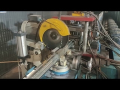 เสาพีช กำลังตัดตามขนาดที่ลูกค้าต้องการ