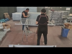 คนงานกำลังใช้ลวดเชื่อมต่อรั้วลิงค์โซ่และท่อเฟรม