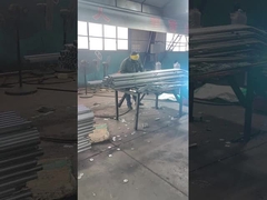 กำลังเชื่อมขั้วต่อรั้วกับเสารั้ว