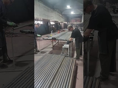 อุปกรณ์เสริม Guardrail กำลังเชื่อมเข้ากับเสารั้ว