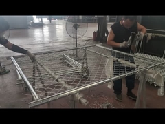 รั้วการเชื่อมโยงโซ่กำลังเชื่อมโยงกับเฟรม