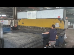 รั้วตาข่ายวีถูกดัดด้วยเครื่องจักร