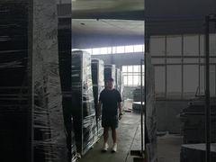 รั้วรักษาความปลอดภัยด้วยพาเลทเหล็กสีดำ